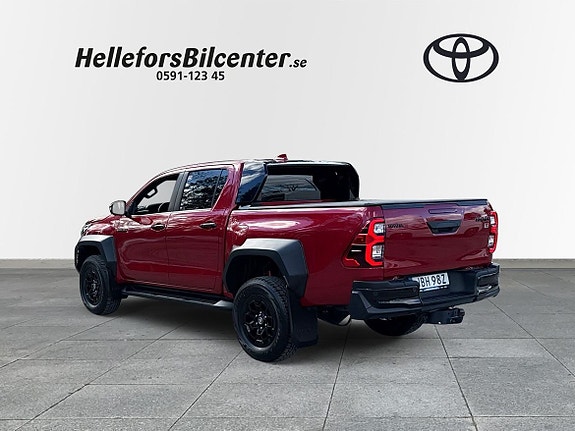 Toyota HiLux 2 of 5