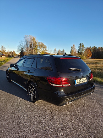 Mercedes-Benz E220 2 of 5