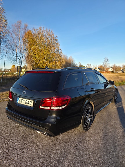 Mercedes-Benz E220 3 of 5