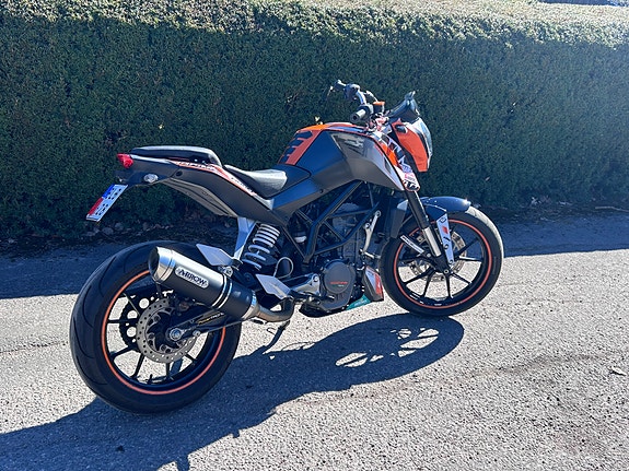 KTM 125 Duke 3 of 5