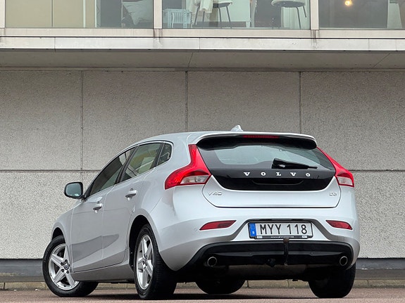 Volvo V40 2 of 12