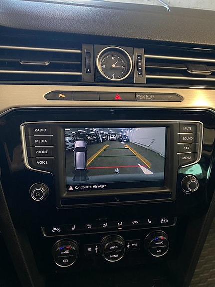 Volkswagen Passat 19 of 30