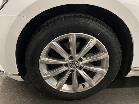 Volkswagen Passat 28 of 30