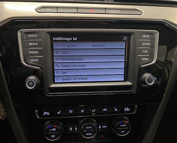Volkswagen Passat 21 of 30