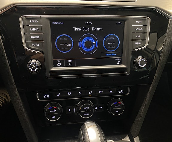 Volkswagen Passat 22 of 30