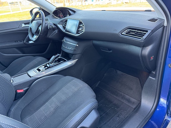 Peugeot 308 SW 13 of 16