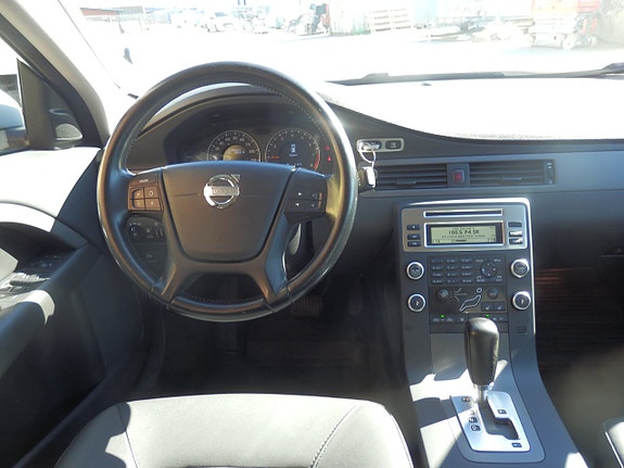 Volvo V70 4 of 5