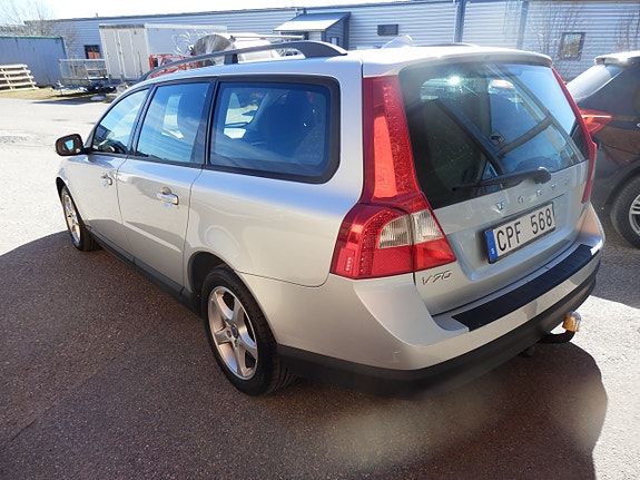 Volvo V70 3 of 5