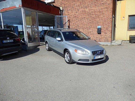 Volvo V70 2 of 5