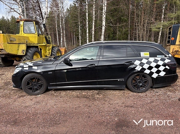 Mercedes-Benz E220 2 of 5