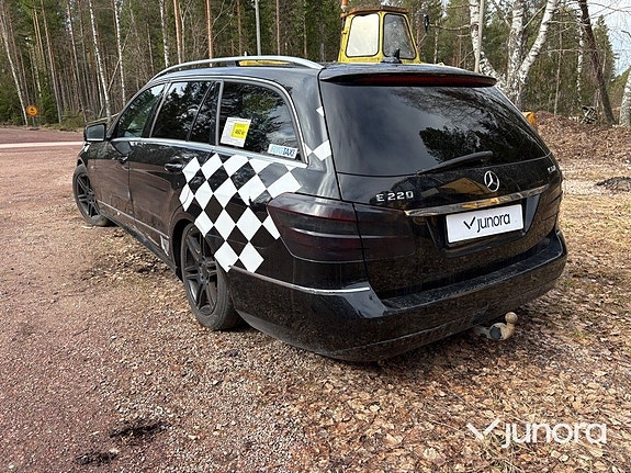 Mercedes-Benz E220 3 of 5
