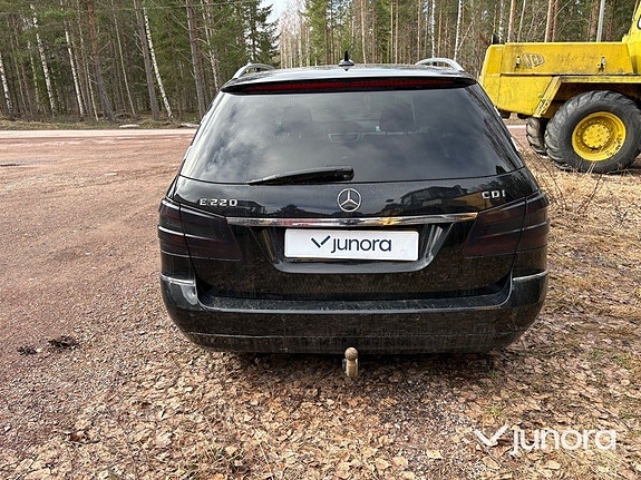 Mercedes-Benz E220 4 of 5