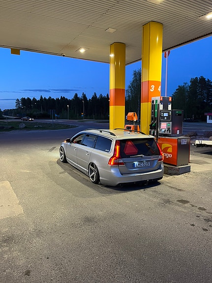 Volvo V70 2 of 11
