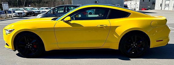 Ford Mustang 4 of 5
