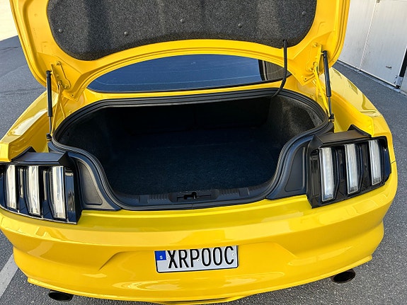 Ford Mustang 8 of 15
