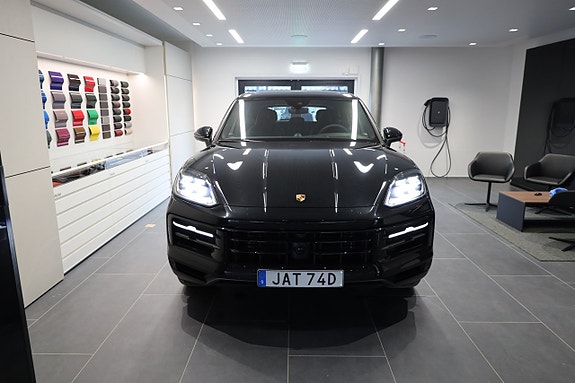 Porsche Cayenne S 2 of 5