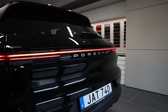 Porsche Cayenne S 4 of 5