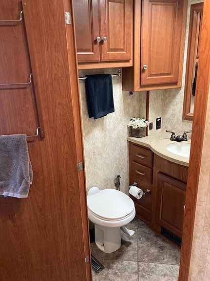 Winnebago Itasca Meridian 11 of 15