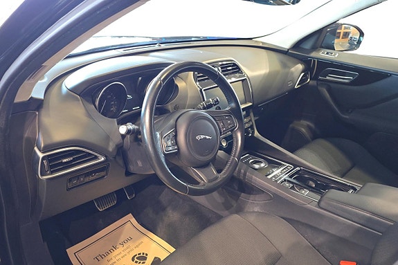 Jaguar F-PACE 8 of 13