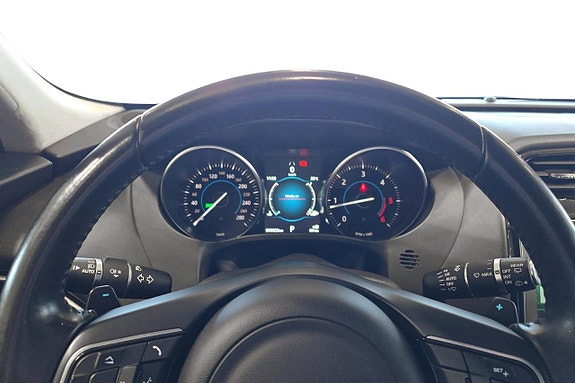 Jaguar F-PACE 10 of 13