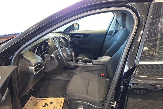 Jaguar F-PACE 13 of 13