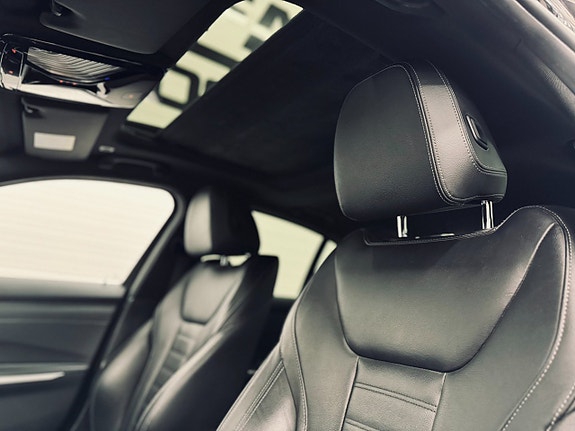 BMW 330i 12 of 30