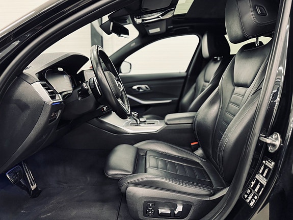 BMW 330i 11 of 30