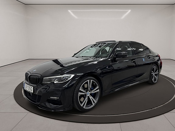 BMW 330i 3 of 5