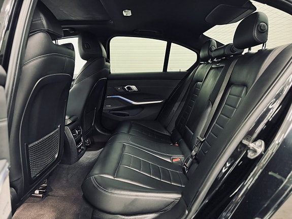 BMW 330i 14 of 30
