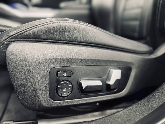 BMW 330i 13 of 30
