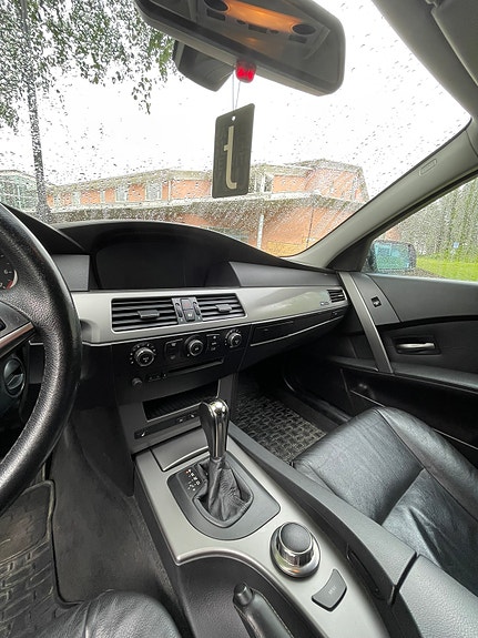 BMW 523i 5 of 5