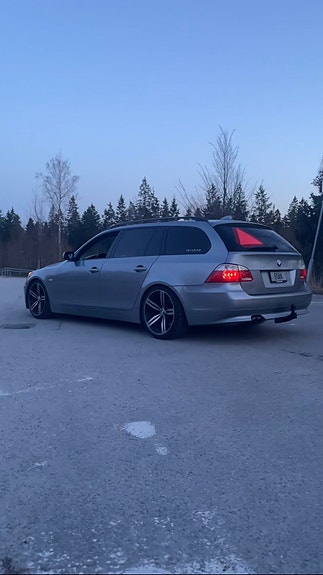 BMW 523i 2 of 5