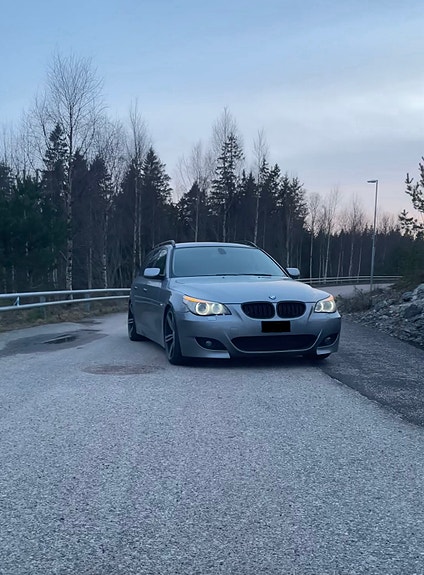 BMW 523i 3 of 5