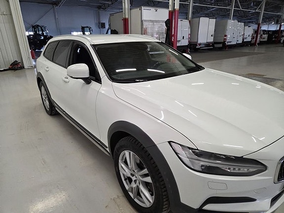 Volvo V90 Cross Country 3 of 5
