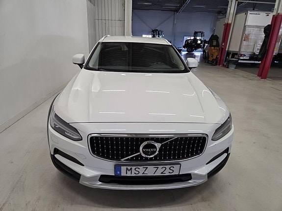 Volvo V90 Cross Country 2 of 5