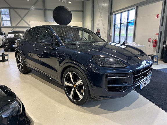 Porsche Cayenne 2 of 5