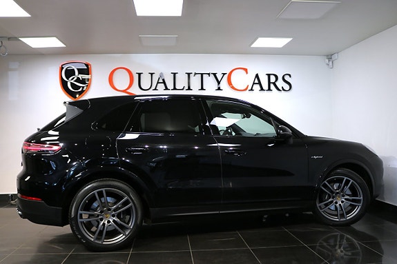 Porsche Cayenne 4 of 5