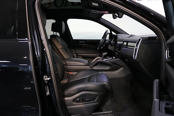 Porsche Cayenne 12 of 25