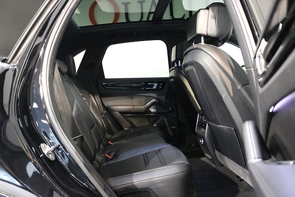Porsche Cayenne 15 of 25