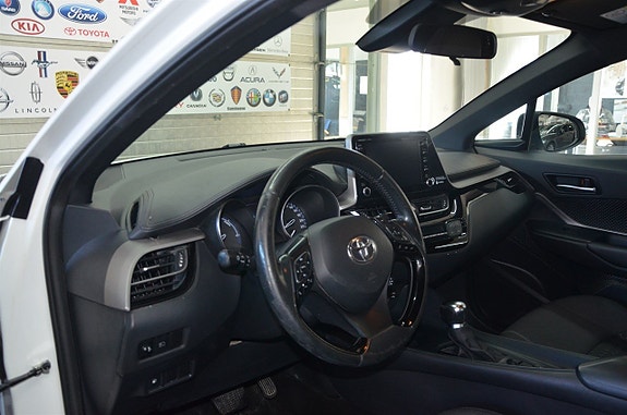 Toyota C-HR 4 of 13