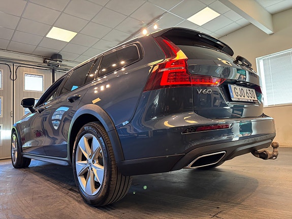 Volvo V60 Cross Country 3 of 5