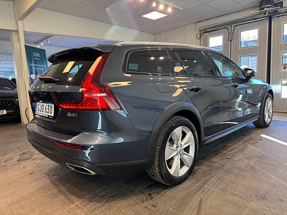 Volvo V60 Cross Country 4 of 5