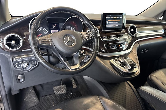 Mercedes-Benz V250 10 of 27