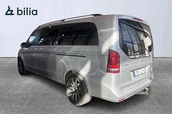 Mercedes-Benz V250 4 of 5
