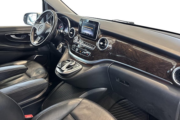 Mercedes-Benz V250 13 of 27