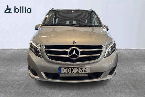 Mercedes-Benz V250 2 of 5