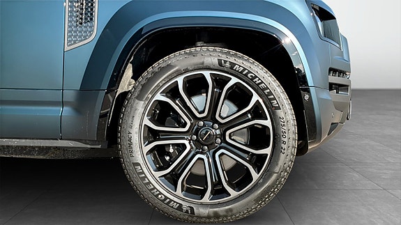 Land Rover Defender 110 9 of 13
