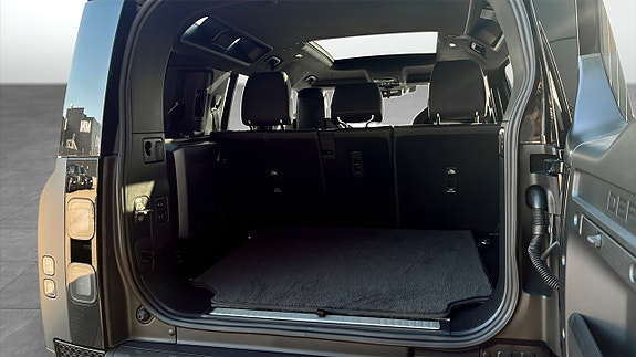 Land Rover Defender 110 10 of 13