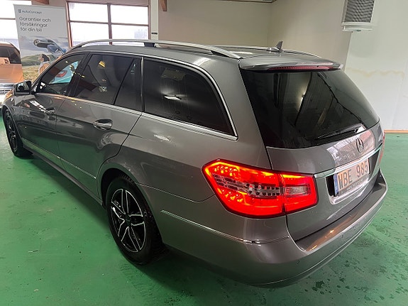 Mercedes-Benz E220 4 of 5