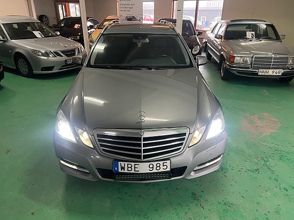 Mercedes-Benz E220 2 of 5